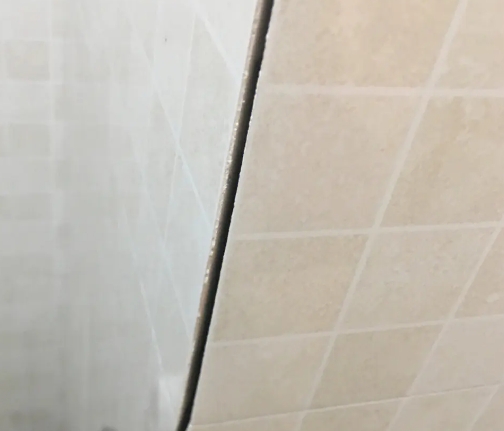 东源瓷砖空鼓维修公司分享阳台瓷砖脱落的修复过程可以分为以下几个步骤